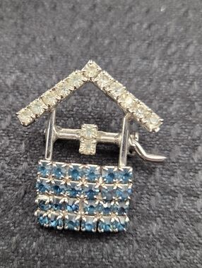 1268. Wishing Well Rhinestone Brooch